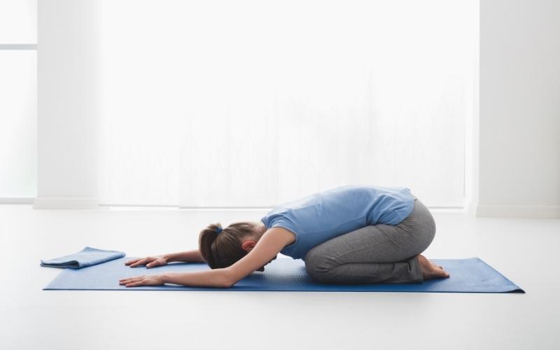 Tư thế yoga em bé