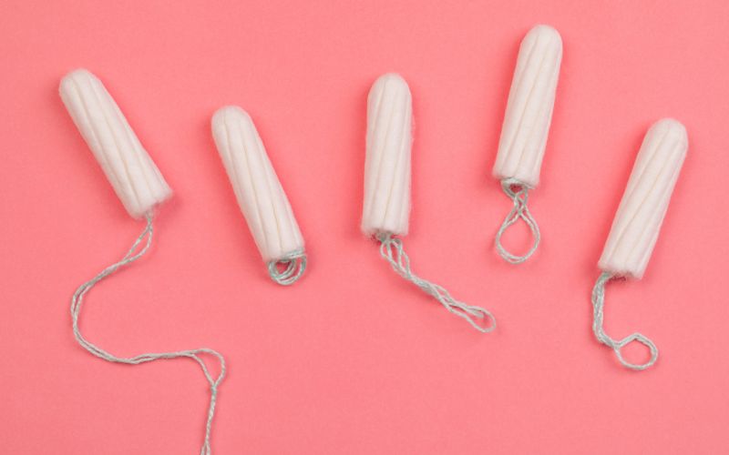 Hội chứng sốc nhiễm độc ảnh hưởng gì đến việc có nên dùng tampon qua đêm?