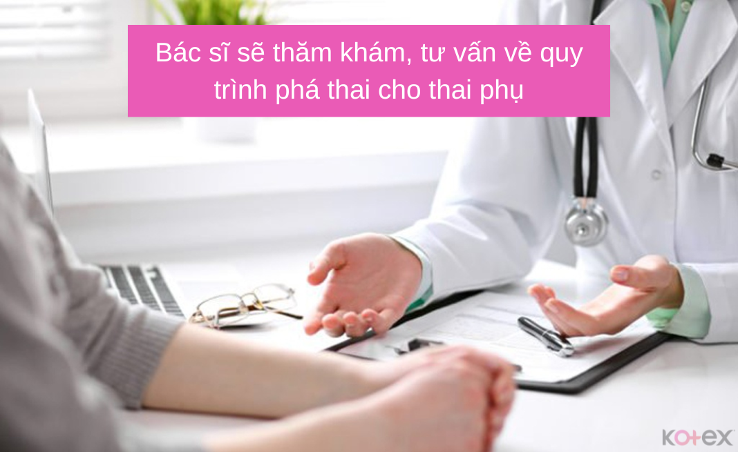 Bác sĩ sẽ thăm khám, tư vấn quy trình phá thai cho thai phụ